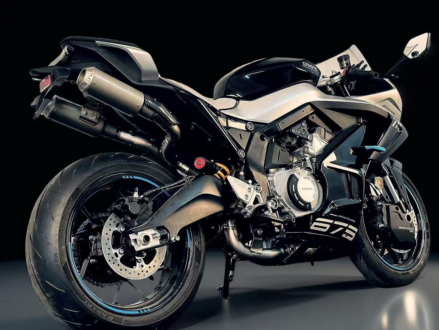 CFMOTO_675SR-R Black and silver motorcycle