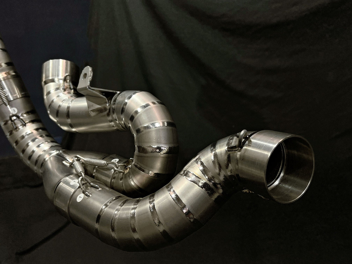 杜卡迪 Panigale 和 Streetfighter V4 钛合金高位安装 3/4 滑套 2023-2024