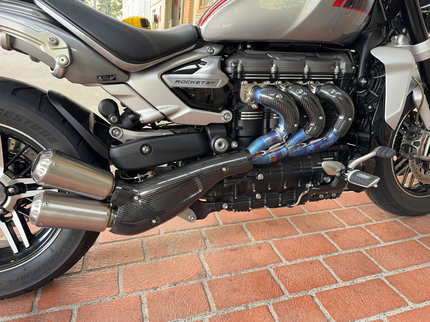 Triumph Rocket 3R y GT 2500 Bimodal Stealth de titanio con montaje lateral y deslizamiento en titanio