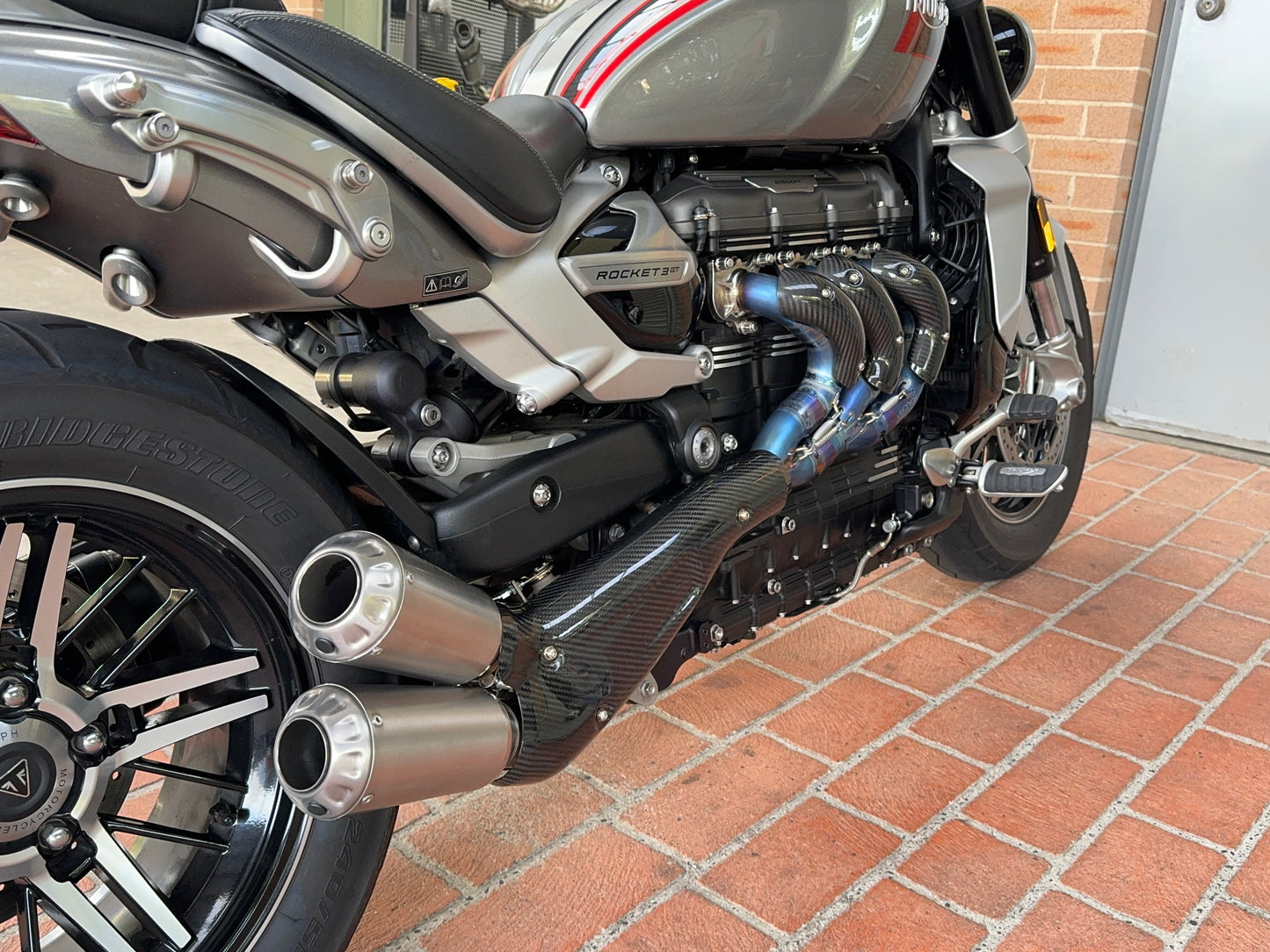 Triumph Rocket 3R y GT 2500 Bimodal Stealth de titanio con montaje lateral y deslizamiento en titanio
