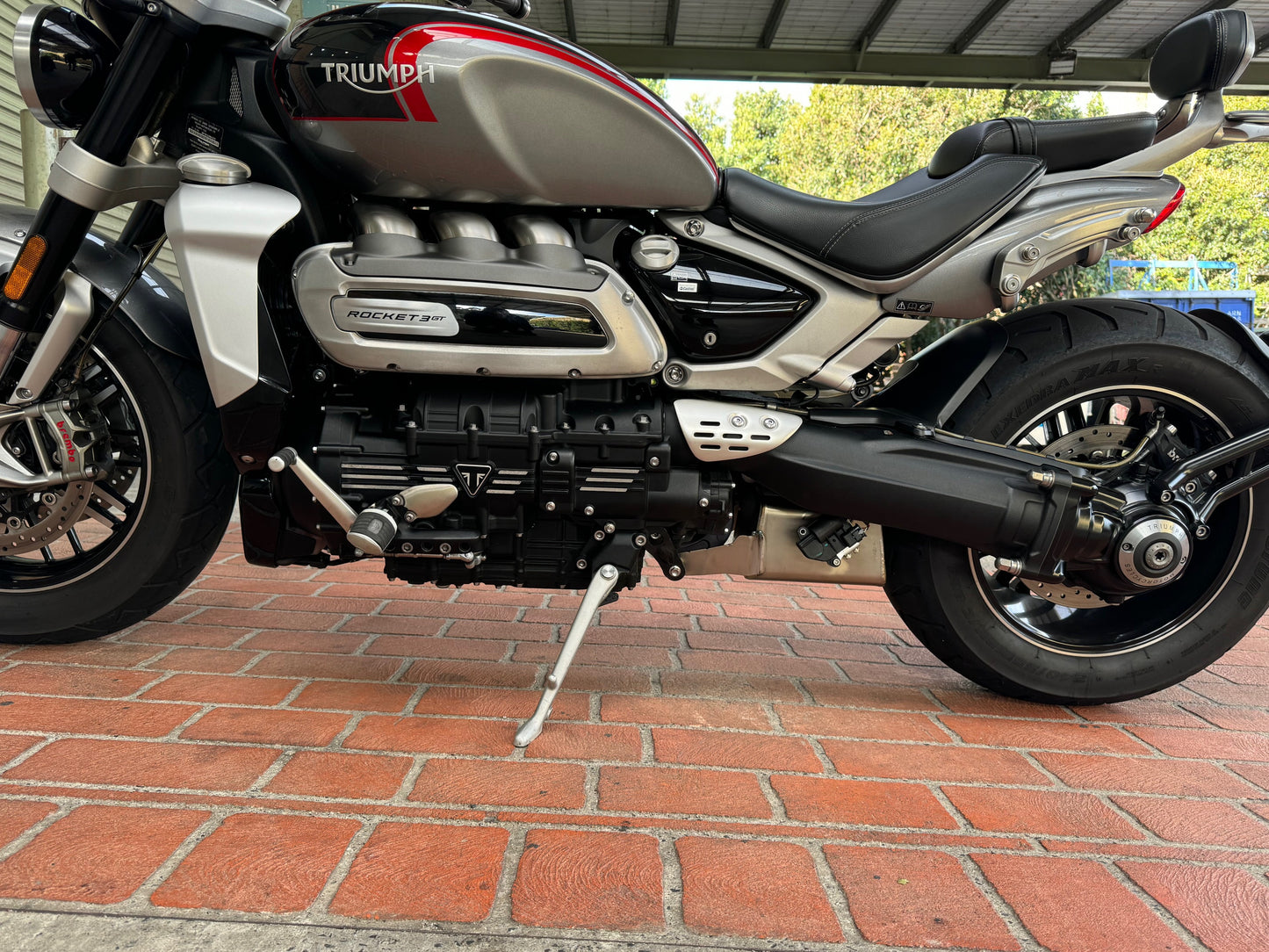Triumph Rocket 3R y GT 2500 Bimodal Stealth de titanio con montaje lateral y deslizamiento en titanio