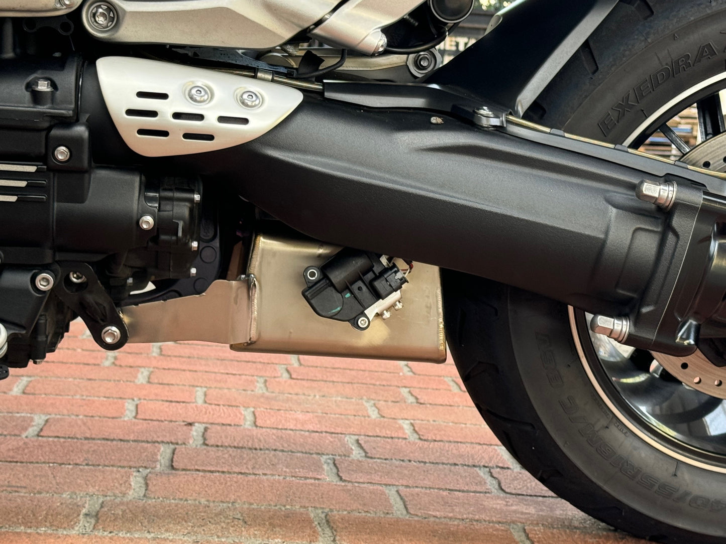 Triumph Rocket 3R y GT 2500 Bimodal Stealth de titanio con montaje lateral y deslizamiento en titanio