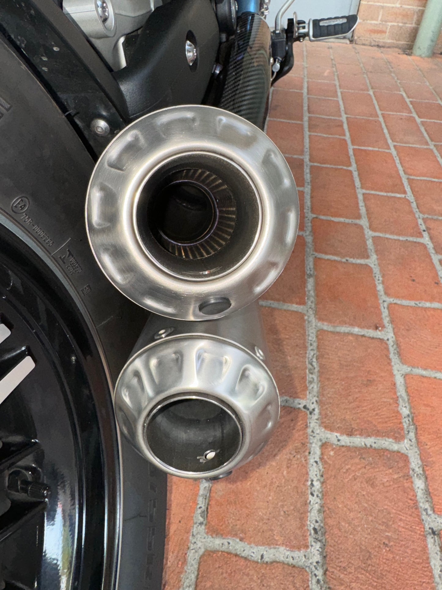 Triumph Rocket 3R y GT 2500 Bimodal Stealth de titanio con montaje lateral y deslizamiento en titanio