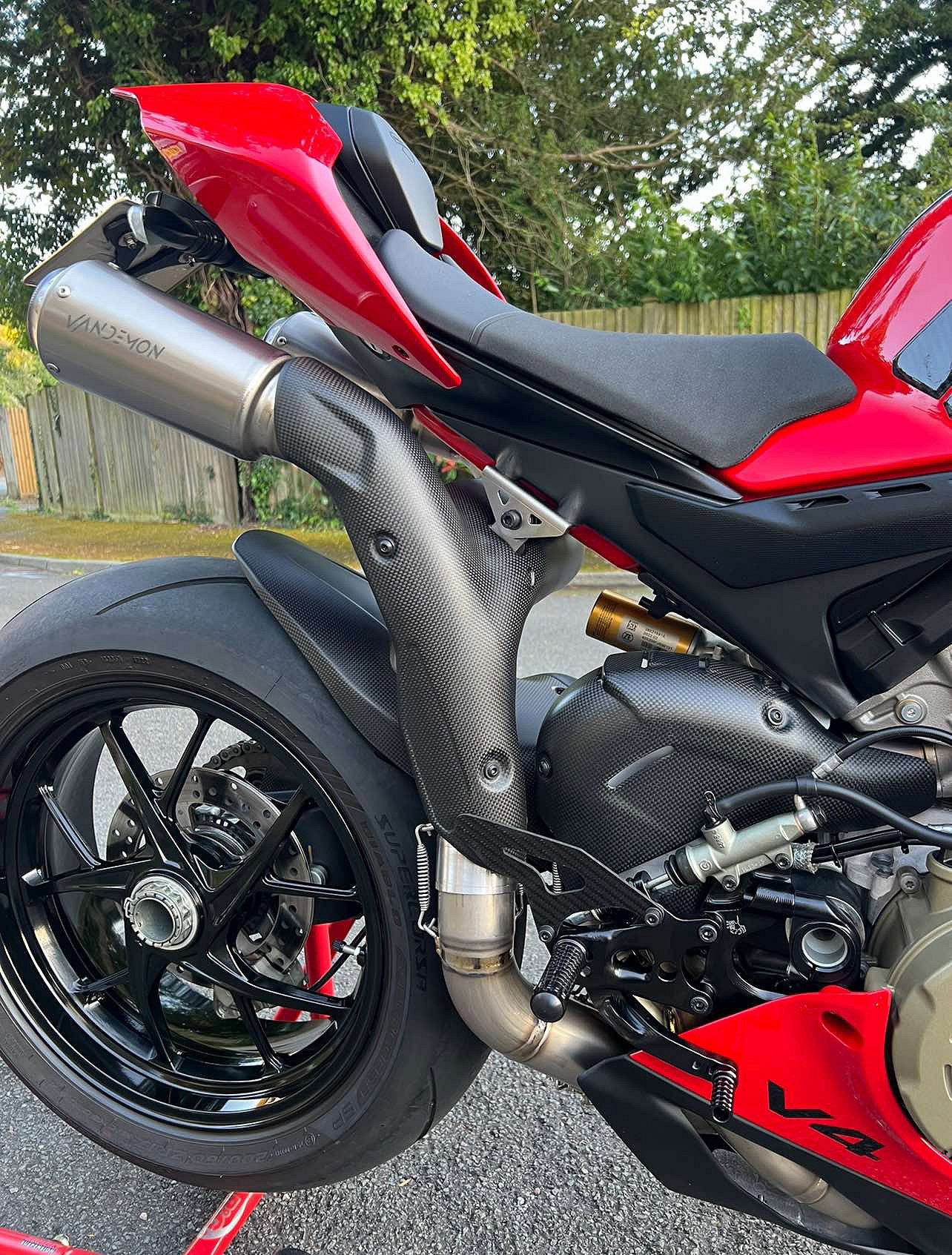 杜卡迪 Panigale V4、V4S、V4R 和 Streetfighter V4 钛合金高位排气系统