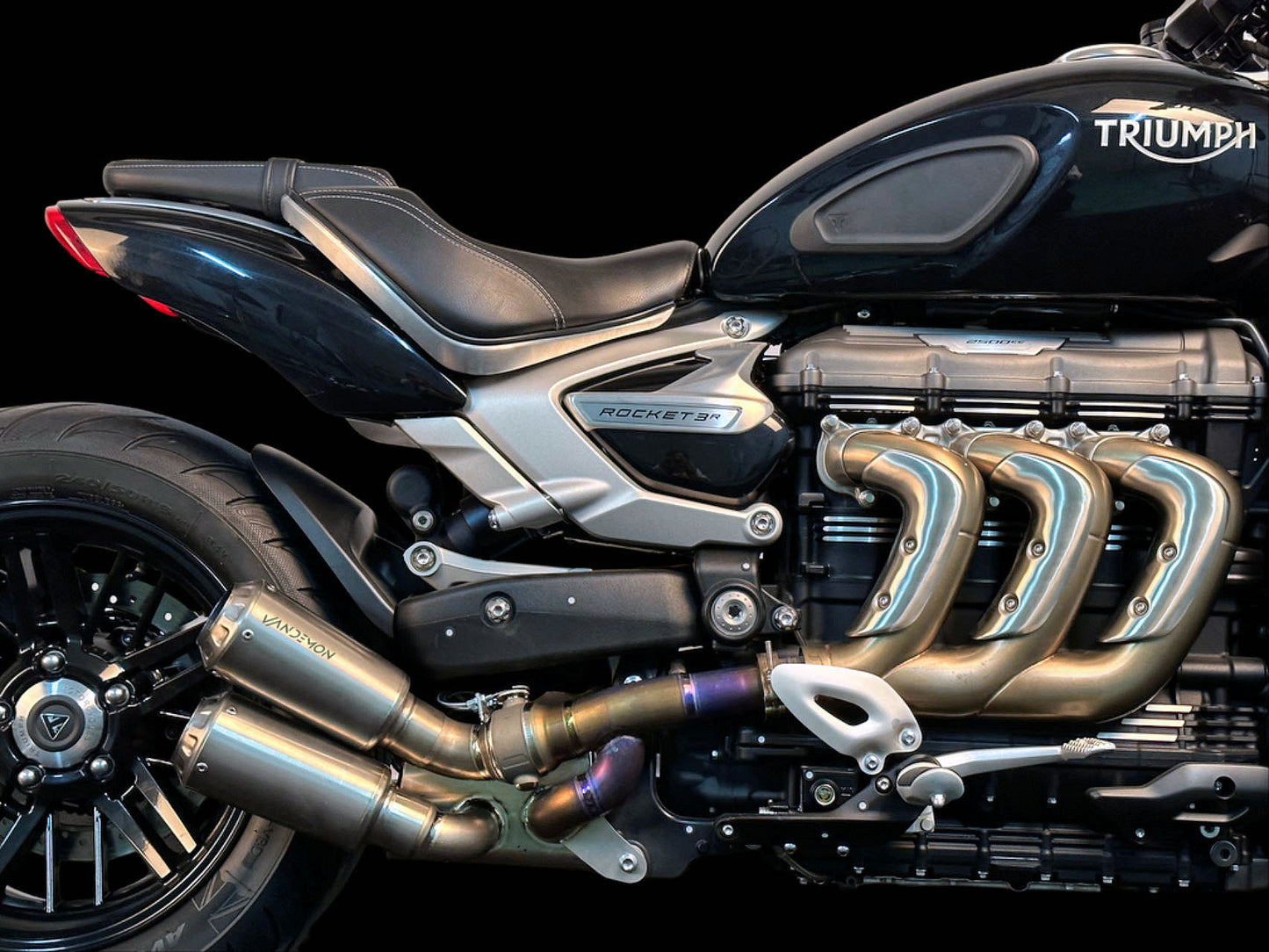 Triumph Rocket 3R y GT 2500 Bimodal Stealth de titanio con montaje lateral y deslizamiento en titanio