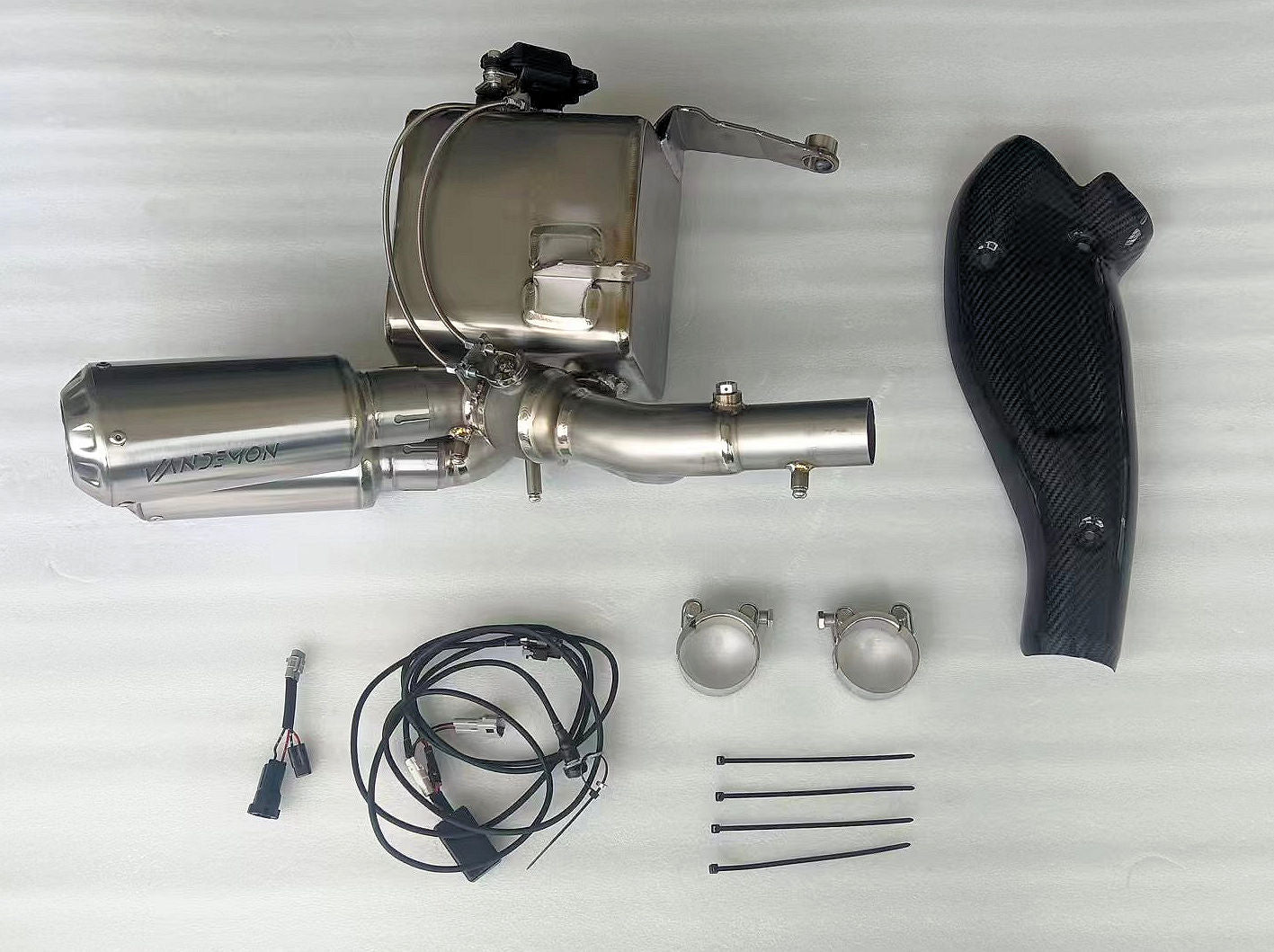 Triumph Rocket 3R y GT 2500 Bimodal Stealth de titanio con montaje lateral y deslizamiento en titanio