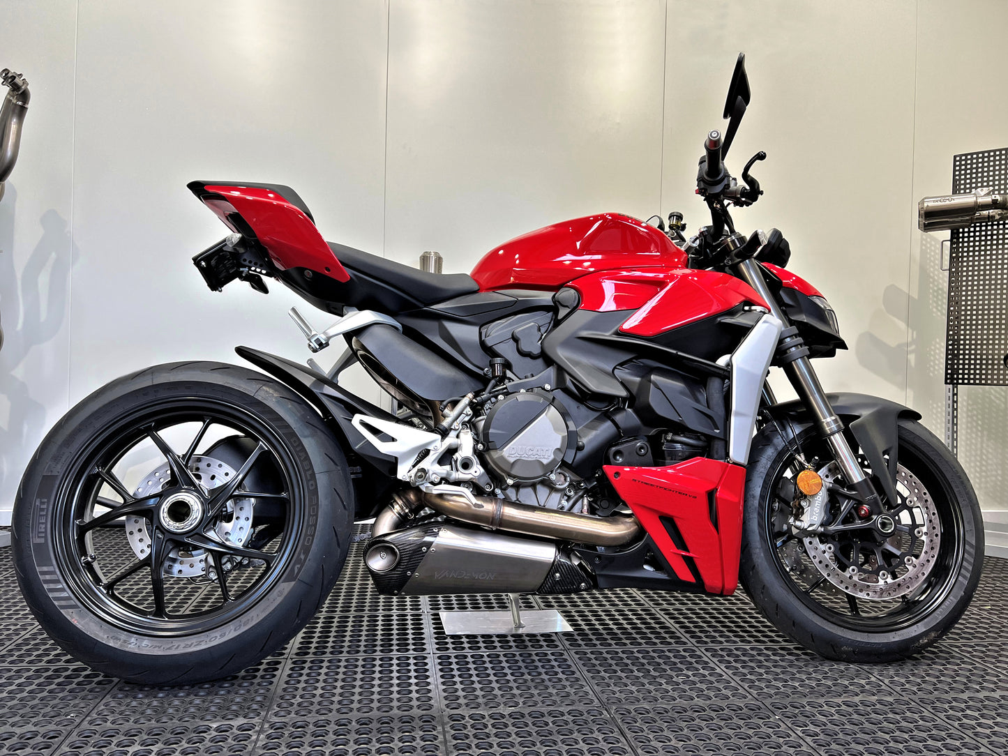 Ducati V2 Panigale y Streetfighter Slip-On de titanio