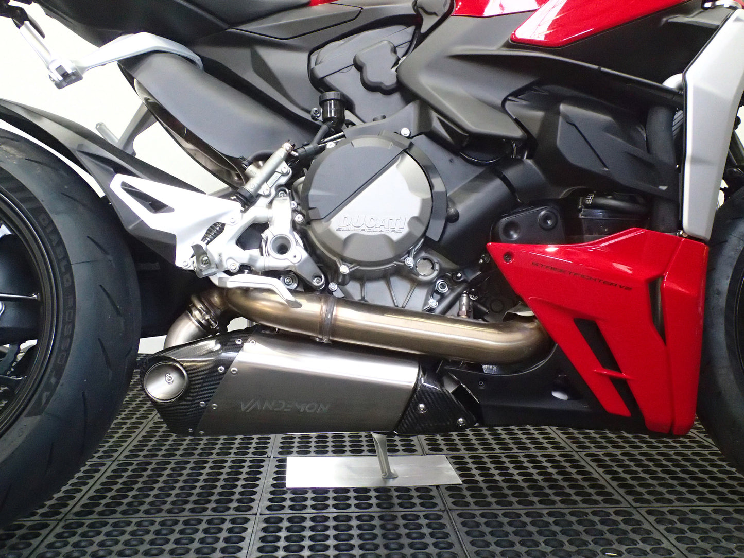 Ducati V2 Panigale y Streetfighter Slip-On de titanio
