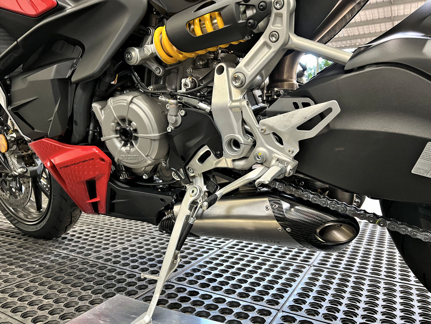 Ducati V2 Panigale y Streetfighter Slip-On de titanio