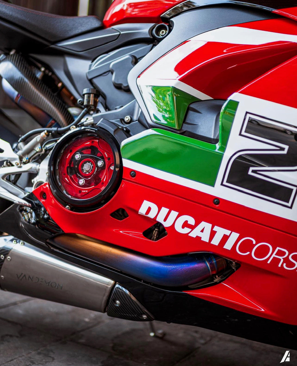 Sistema de escape de montaje bajo de titanio para Ducati V2 Panigale y Streetfighter 2020-24