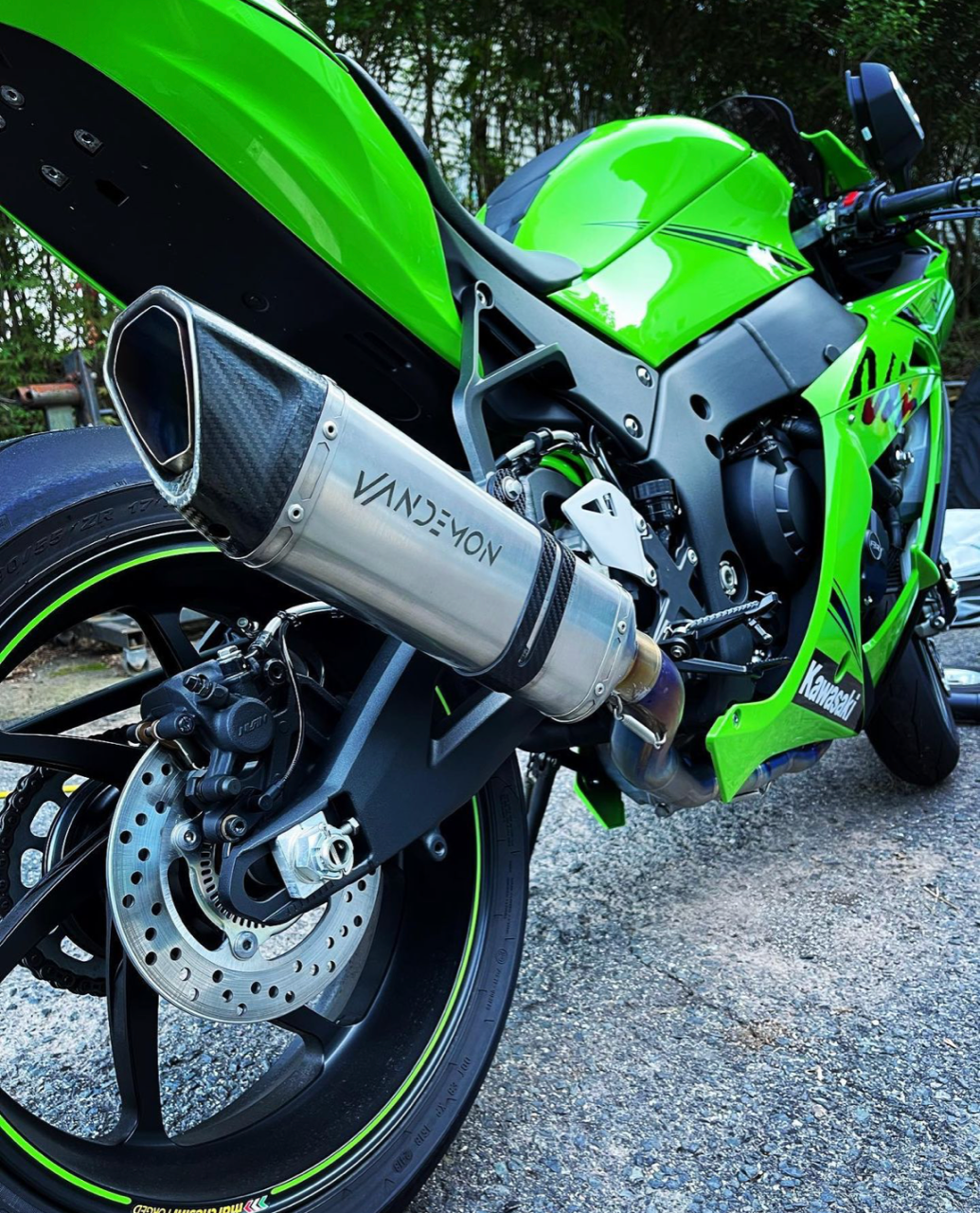 川崎 ZX10R 和 ZX10RR Vandemon 钛合金排气管和碳纤维消声器