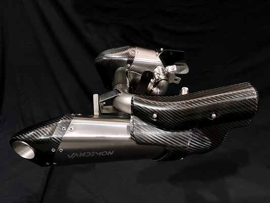 Silenciadores deslizantes de titanio para Triumph Rocket 3R, GT y Storm 2019-2024