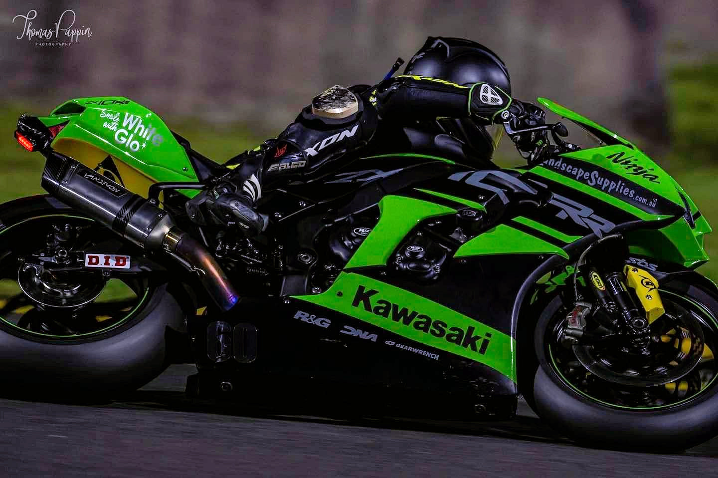 川崎 ZX10R 和 ZX10RR Vandemon 钛合金排气管和碳纤维消声器