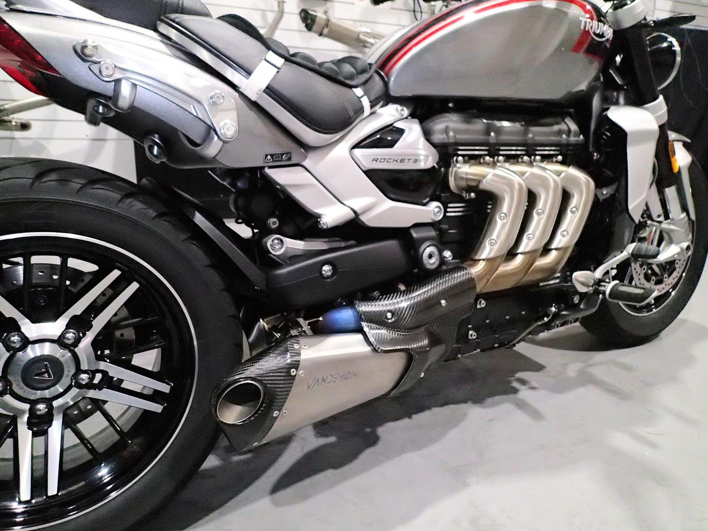 Silenciadores deslizantes Stealth de titanio bimodales para Triumph Rocket 3R y GT 2500