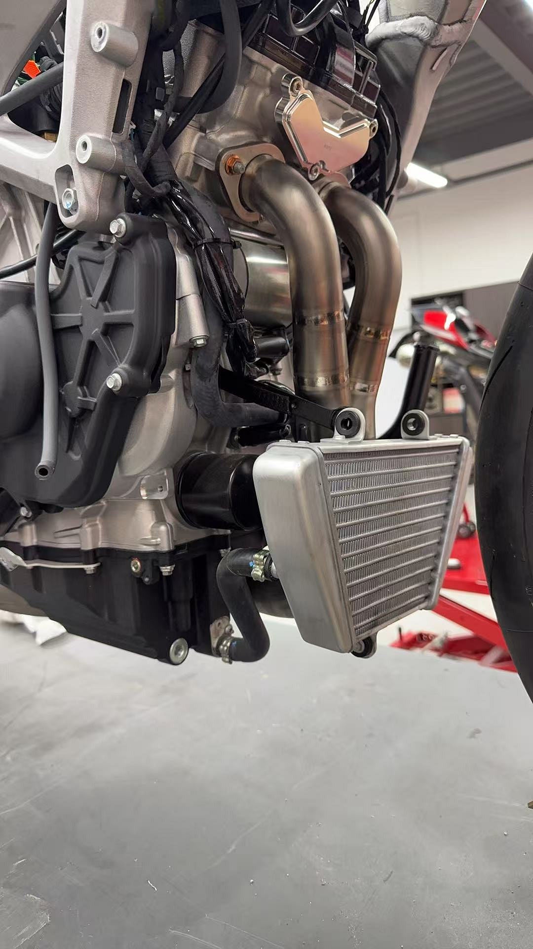 Sistema de escape APRILIA RSV4 y TUONO V4 Vandemon de titanio